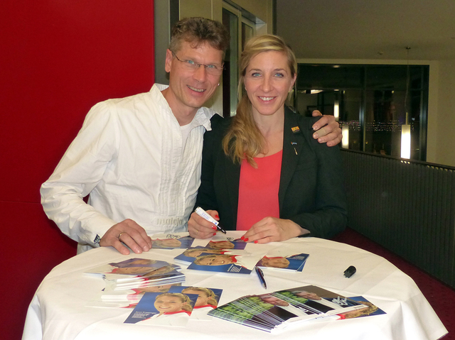 TSV-Trainer Christoph Mach zusammen mit der ehemaligen Weltklasse-Eisschnellläuferin Anni Friesinger-Postma