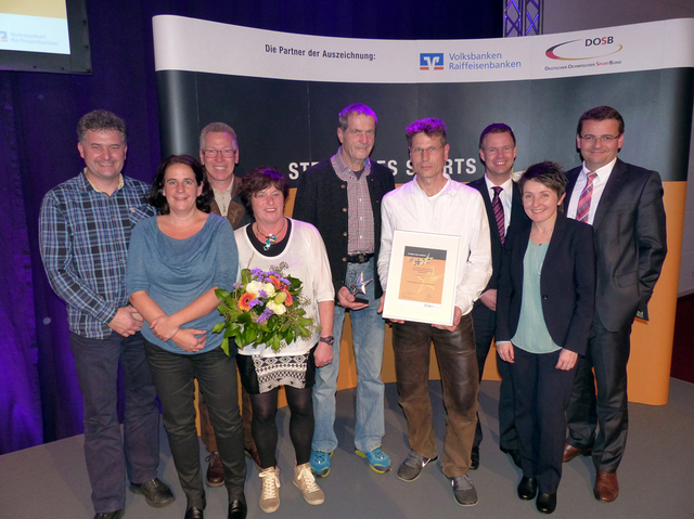 Die gesamte Buchenberger „TSV-Delegation“ mit Vertretern der Raiffeisenbank Kempten-Oberallgäu eG: (von links) Toni Hüttl (TSV-Pressewart/Abt. Skisprung), Antje Piekenbrock (TSV-Vetreterin), Peter Hofmann (2. TSV-Vorstand), Conny Klarin (TSV-Abteilungsleiterin/Abt. Skisprung), Hans Rist, Christoph Mach (beide TSV-Trainer), Jochen Kulle (Geschäftsstellenleiter Buchenberg - Raiffeisenbank Kempten-Oberallgäu eG), Karin Pfefferle (Vorstandsassistentin Raiffeisenbank Kempten-Oberallgäu eG), Wilhelm Oberhofer (Vorstandsmitglied Raiffeisenbank Kempten-Oberallgäu eG)