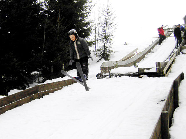 Denis mit 9 Jahren auf seiner damaligen K15 Heimschanze. <br> Hier hält er immer noch den Schanzenrekord von 14,5 Metern. <br>