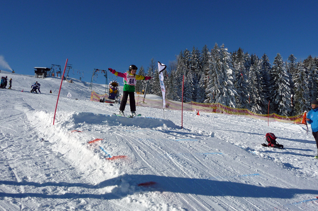 Die Grundschüler durften mit Alpinski über eine kleine Schneeschanze springen 