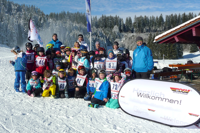 Die Buchenberger Grundschulkinder der 2. und 3. Klasse (im Vordergrund) mit Lehrerinnen und Skisprungtrainern (hintere Reihe von links): Hans Rist (Trainer TSV Buchenberg), Christian Raimund (Stützpunkttrainer Skisprung Oberstdorf), Jeanette Frey, Silke Eichbauer (Lehrerinnen Grundschule Buchenberg), Christian Rimmel (Trainer TSV Buchenberg)