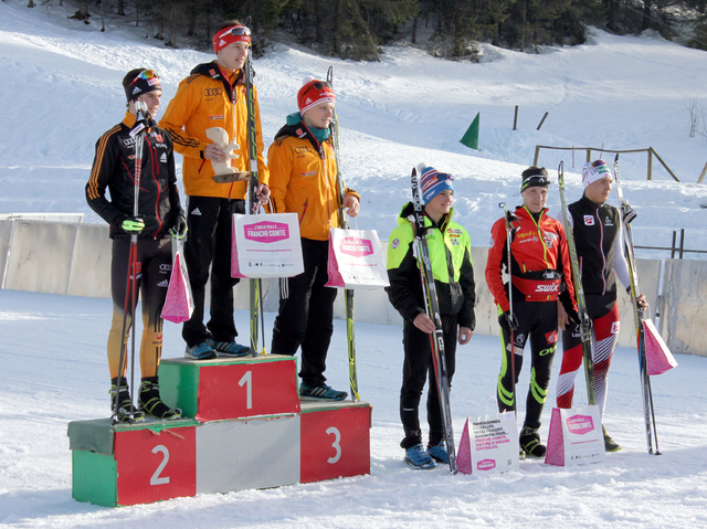 Die Farben Schwarz-Rot-Gold bestimmten das Siegerpodest mit Vinzenz Geiger (2. Platz) vom SC Oberstdorf